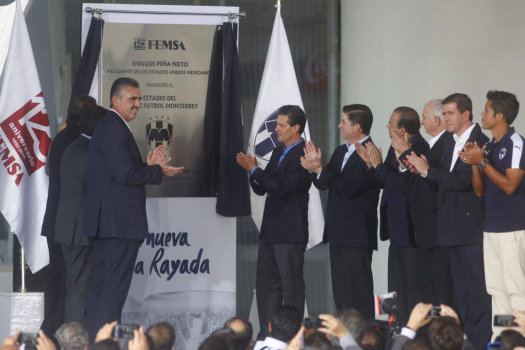 El Presidente Peña develó la placa inaugural de la nueva casa de los Rayados, a la que calificó como icono de la prosperidad del Estado. (JAMMEDIA)