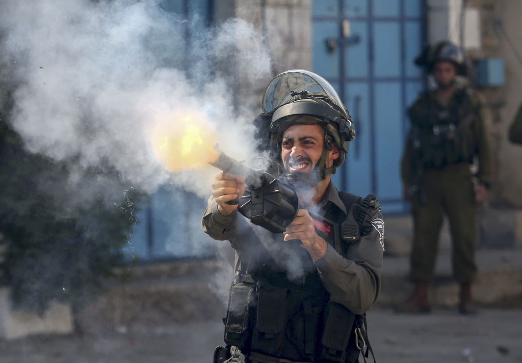 Violencia.  El ejército israelí se enfrenta a varios palestinos durante los disturbios desatados en Cisjordania.