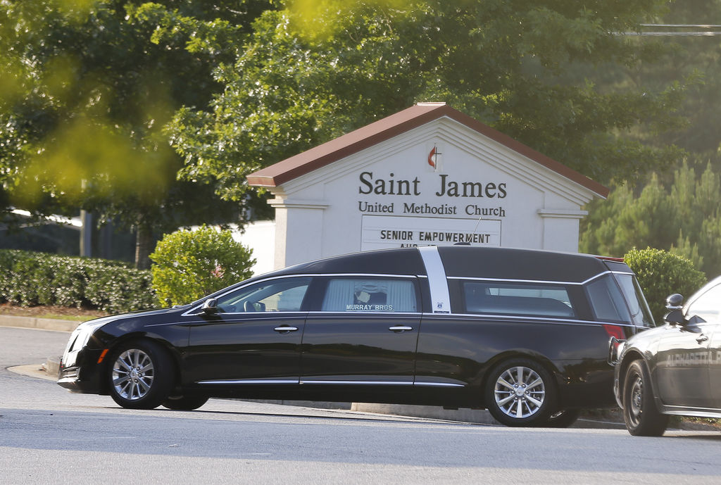 Llegada. La carrosa con los restos de Bobbi Kristina Brown llegaron a la iglesia metodista St. James en Alpharetta, Georgia.
