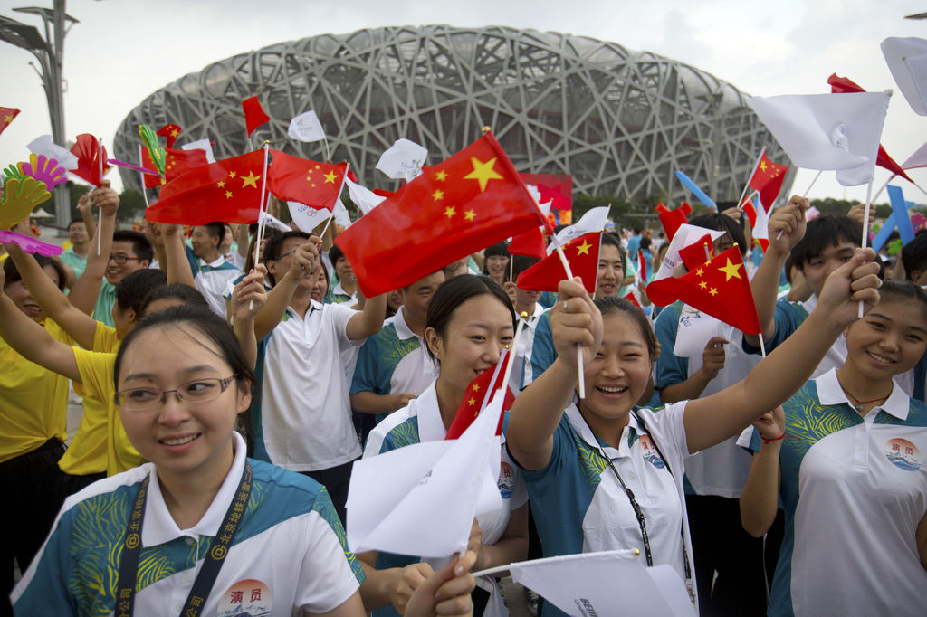 Ciudadanos chinos celebran que Pekín albergará los Juegos Olímpicos Invernales de 2022. Pekín enfrenta nuevos retos de cara a invernales 2022 