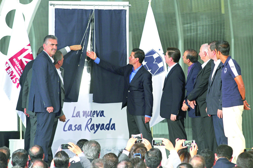 Con la presencia de personalidades del futbol nacional y autoridades locales, el presidente Enrique Peña Nieto inauguró ayer el nuevo estadio de los Rayados de Monterrey, ubicado en el municipio de Guadalupe. (Jam Media)