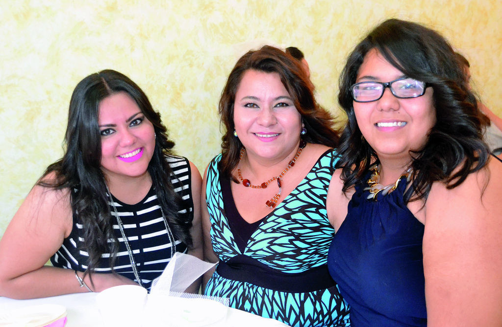   Carolina Jaime, Carmen Díaz y Natalia Uribe Díaz, reunidas en la despedida de soltera de la Srita. María Emilia Díaz Pérez.
