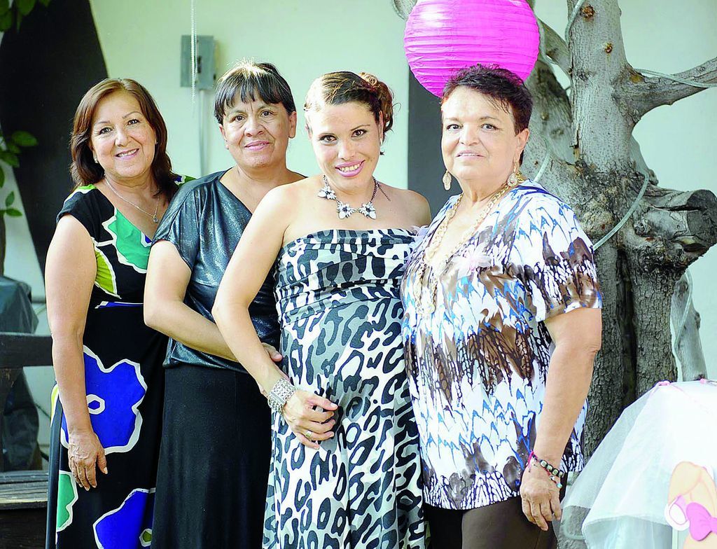  Ivette Adriana Flores Solís en la fiesta de canastilla que le organizaron su mamá, Leticia Martha Solís de Flores, y su suegra, Patricia Ubilla, con motivo del nacimiento de Alexa.
