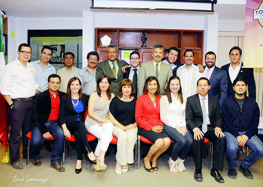   Integrantes de Toastmasters Club Laguna Torreón, con su presidenta Isela Quiñones.
