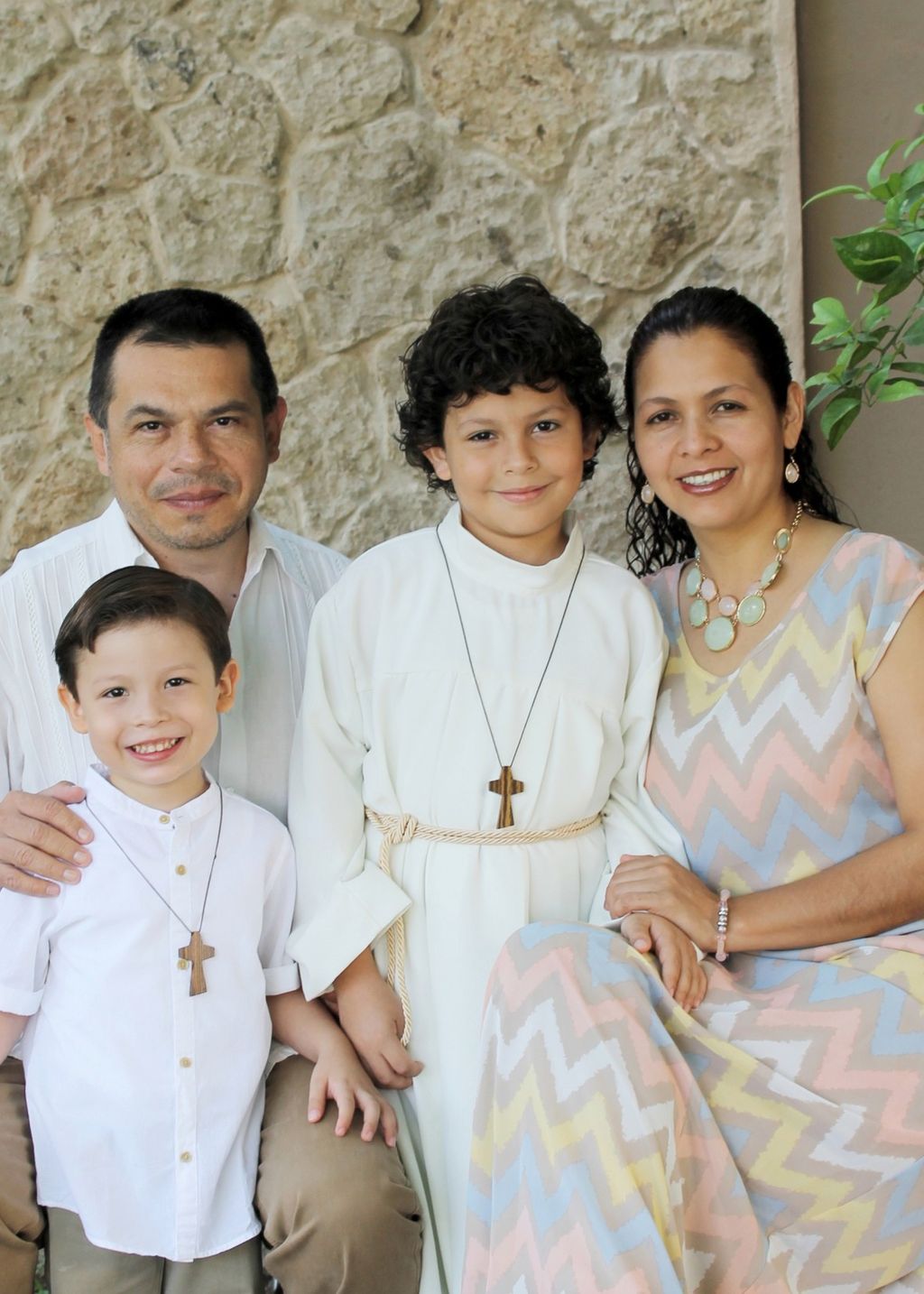   Aarón Aguirre acompañado de sus papás y su hermano el día de su Primera Comunión.
