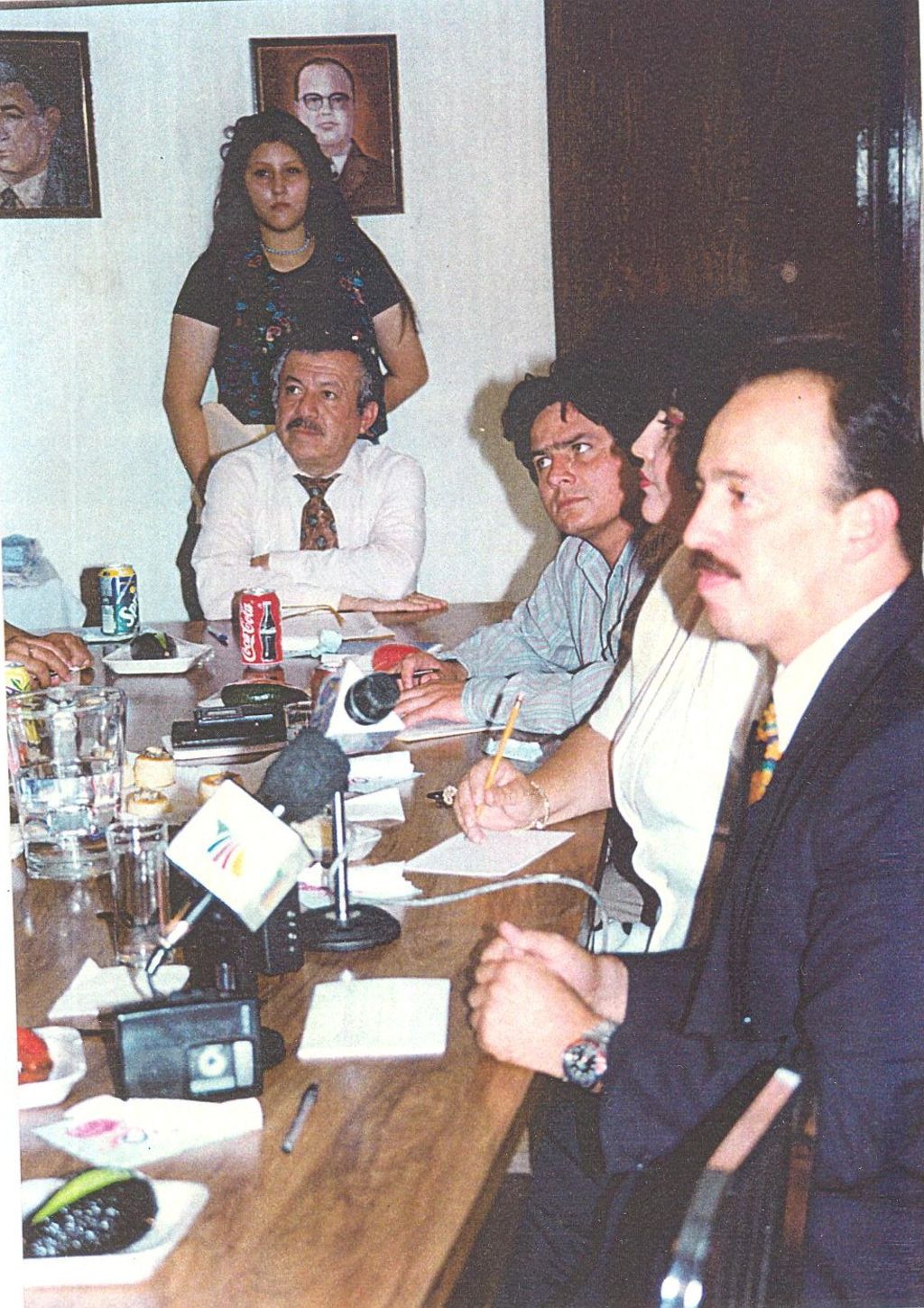 Mario Hernández al fondo, generó innumerables noticias y  entrevistas en su larga carrera de periodista.