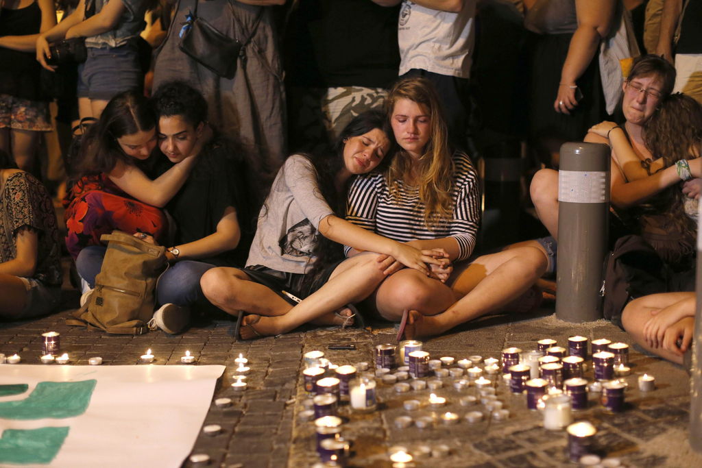 Intolerancia. Judíos lloran la muerte de una adolescente que fue apuñalada en una marcha gay. 