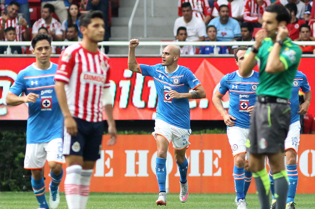 Fabio Santos anotó su primer gol en el futbol mexicano. Cruz Azul pasa por encima de Chivas