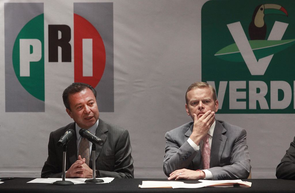 El dirigente nacional del PRI, César Camacho Quiroz, acompañado por Arturo Escobar del PVEM, ofrecen una conferencia este martes 3 de agosto de 2015. (EL UNIVERSAL)