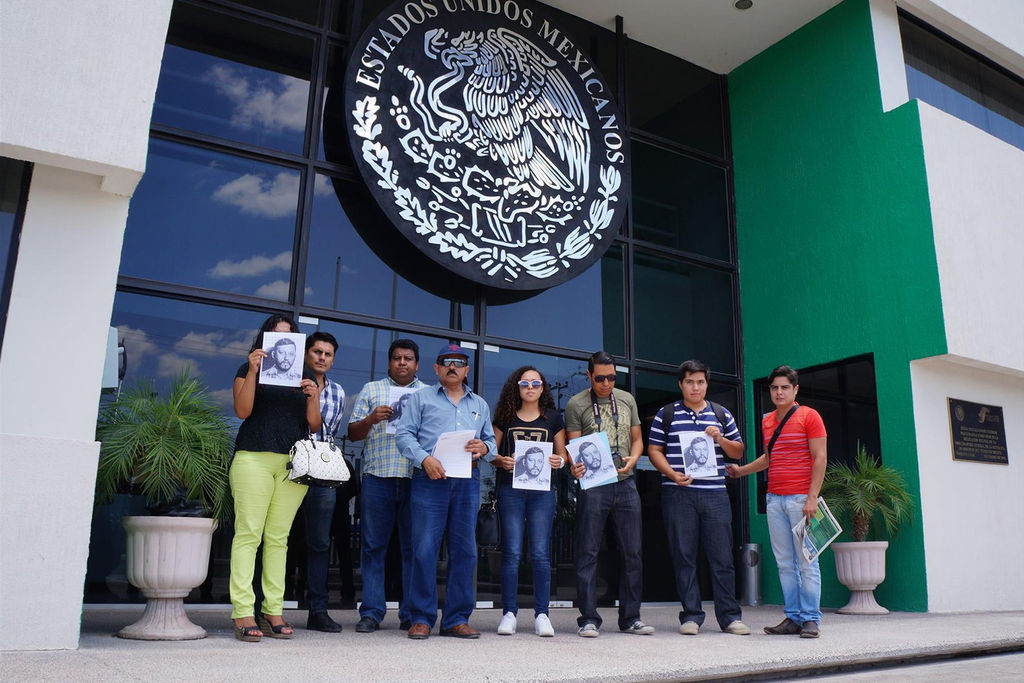 Enojo. Integrantes de Voces Irritilas y periodistas laguneros se plantaron a las afueras de la PGR Torreón. (CORTESÍA)