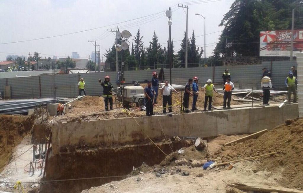 Fausto Lugo, confirmó el fallecimiento de una persona en el derrumbe de la construcción del puente en Hueyetlaco en la delegación Cuajimalpa. (TWITTER)