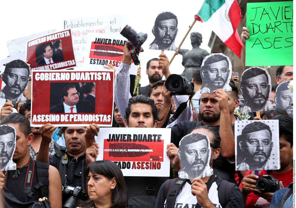 Reclamo. Periodistas protestan en demanda de justicia por el asesinato de Rubén Espinosa.