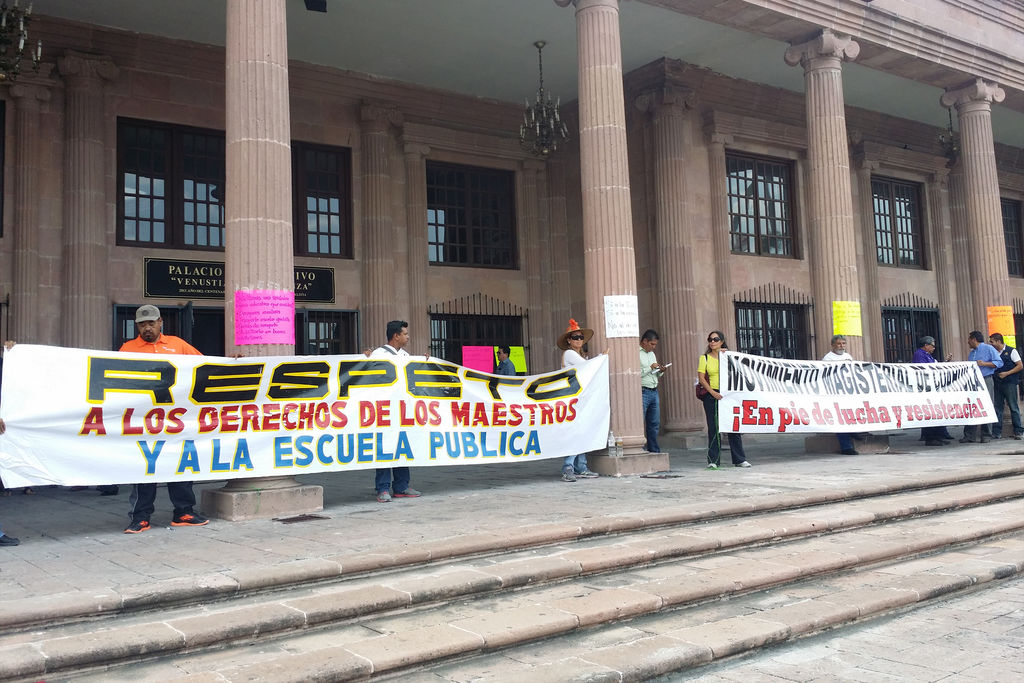 Inconformidad. Profesores de Torreón y Saltillo se manifiestan en el Palacio Legislativo. (EL SIGLO DE TORREÓN)