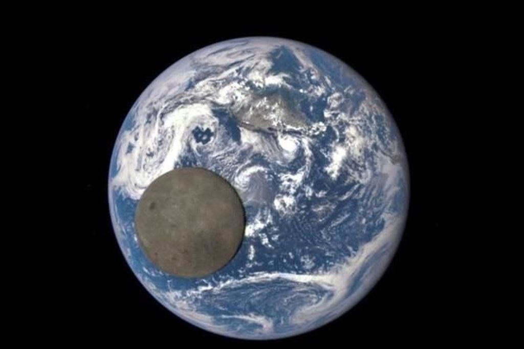 Por primera vez, la cara oculta de la Luna iluminada por el Sol fue fotografiada por la NASA a una distancia de 1.6 millones de kilómetros. (NASA)