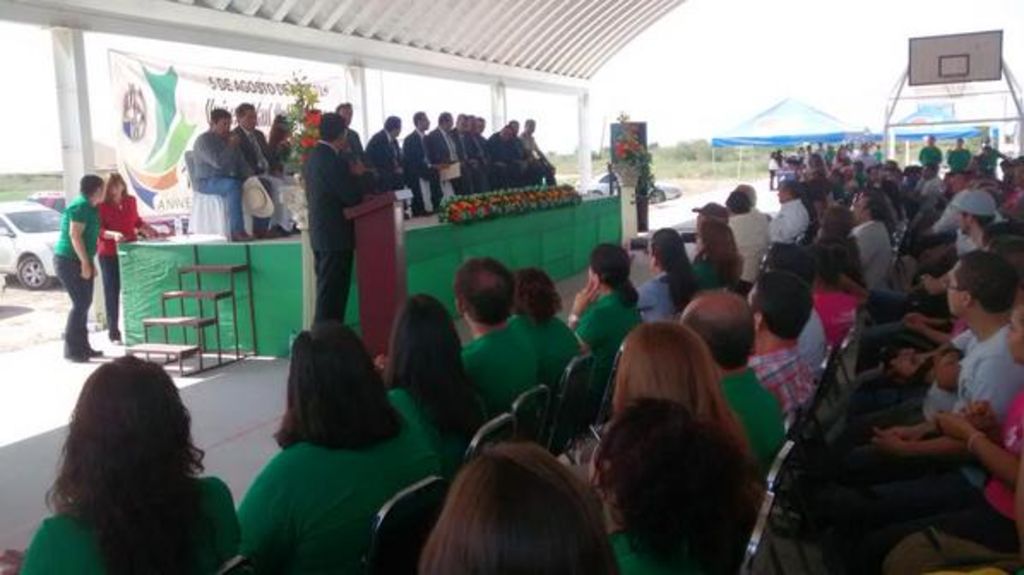 Al evento asistieron autoridades municipales, además del secretario de Educación en el Estado de Durango, Héctor Vela Valenzuela. (El Siglo de Torreón)