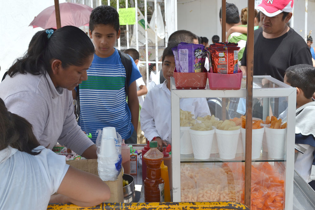 Contra la obesidad. A partir del nuevo ciclo escolar, la venta de comida considerada como chatarra quedará prohibida al interior de los planteles escolares en Coahuila. (EL SIGLO DE TORREÓN)