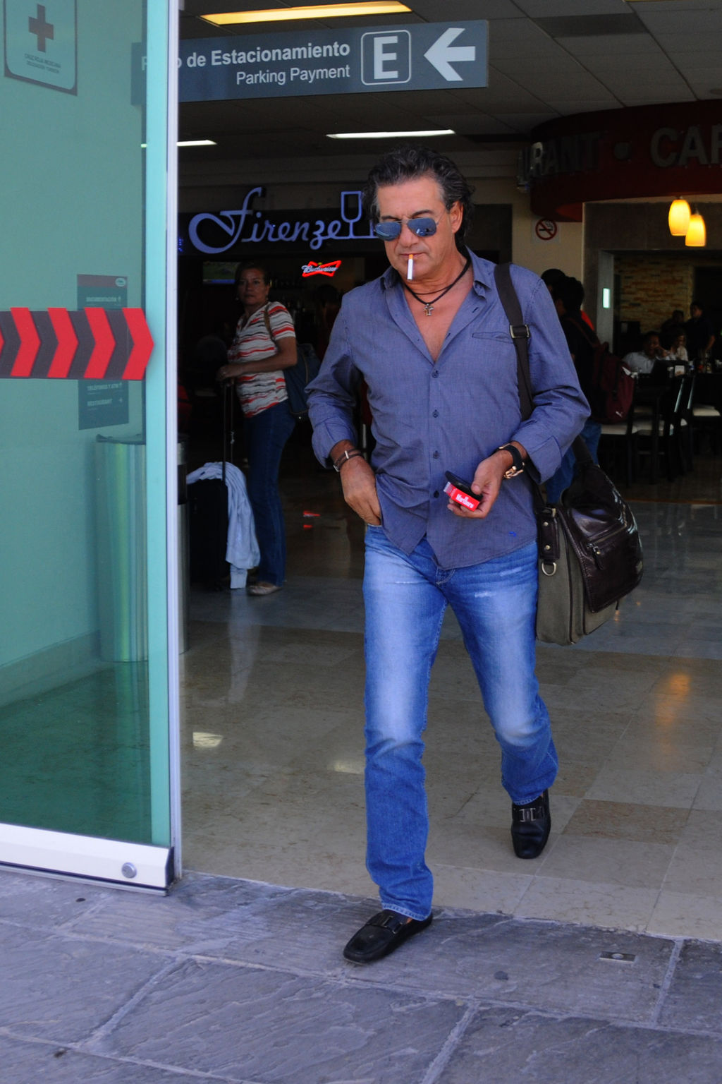 El director técnico Rubén Omar Romano a su llegada al aeropuerto internacional de Torreón. (Jesús Galindo)