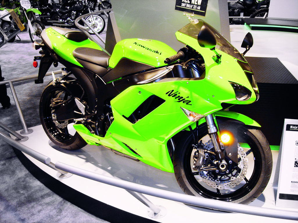 Todo sobre motos. La nueva tienda de la marca Kawasaki cuenta con línea para modelos especiales. 
