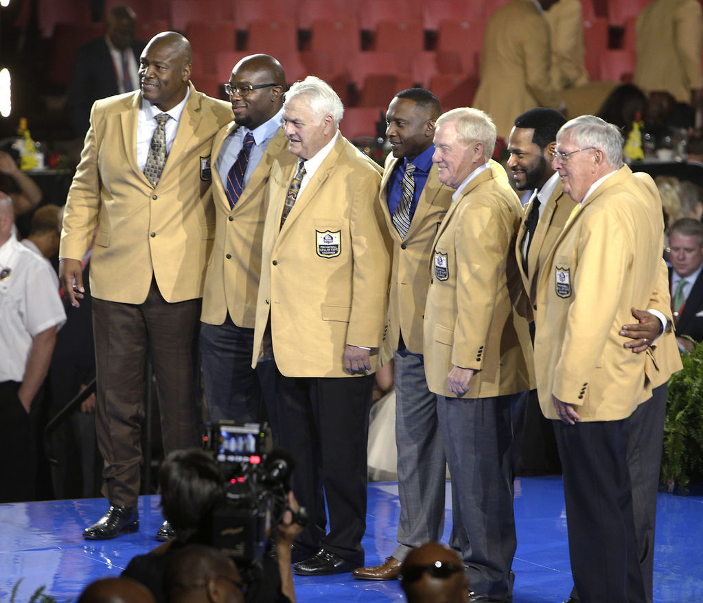 De izquierda a derecha, Charles Haley, Will Shields, Mick Tingelhoff, Tim Brown, Bill Polian, Jerome Bettis y  Ron Wolf, junto con Junior Seau (qepd) fueron los inducidos al Salón de la Fama de la NFL. (AP)