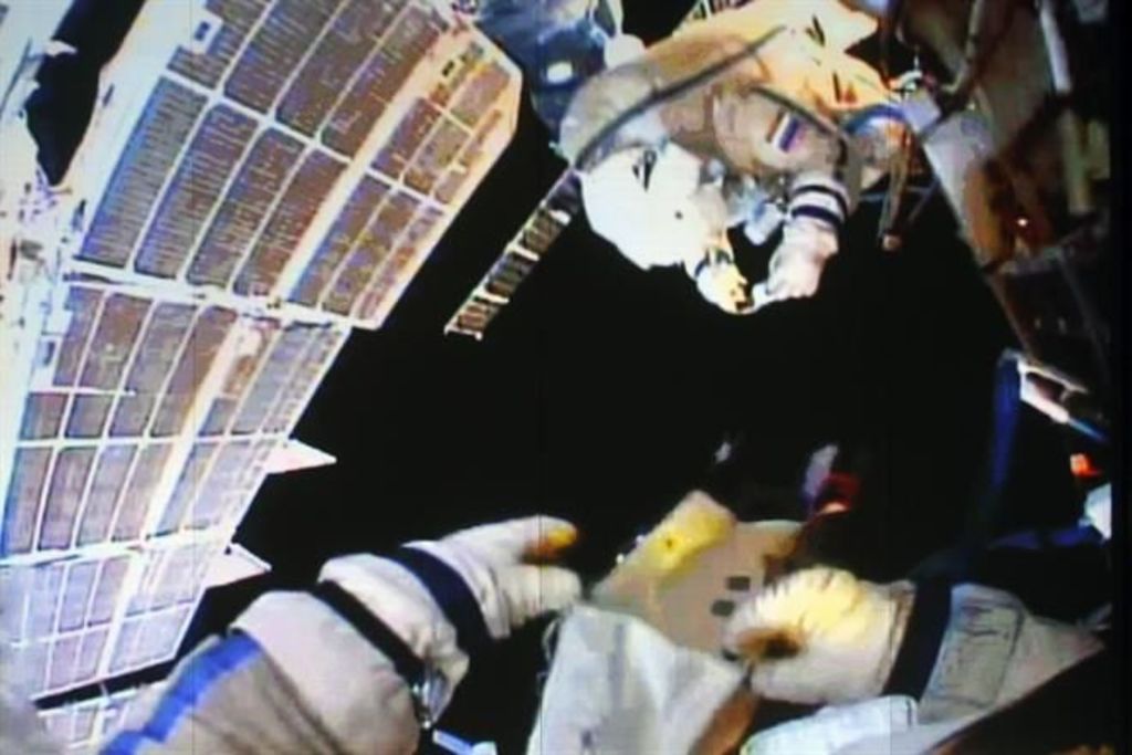 Cosmonautas rusos iniciaron caminata espacial para reemplazar una antena, limpiar ventanas y fotografiar la Estación Espacial Internacional. (TWITTER)
