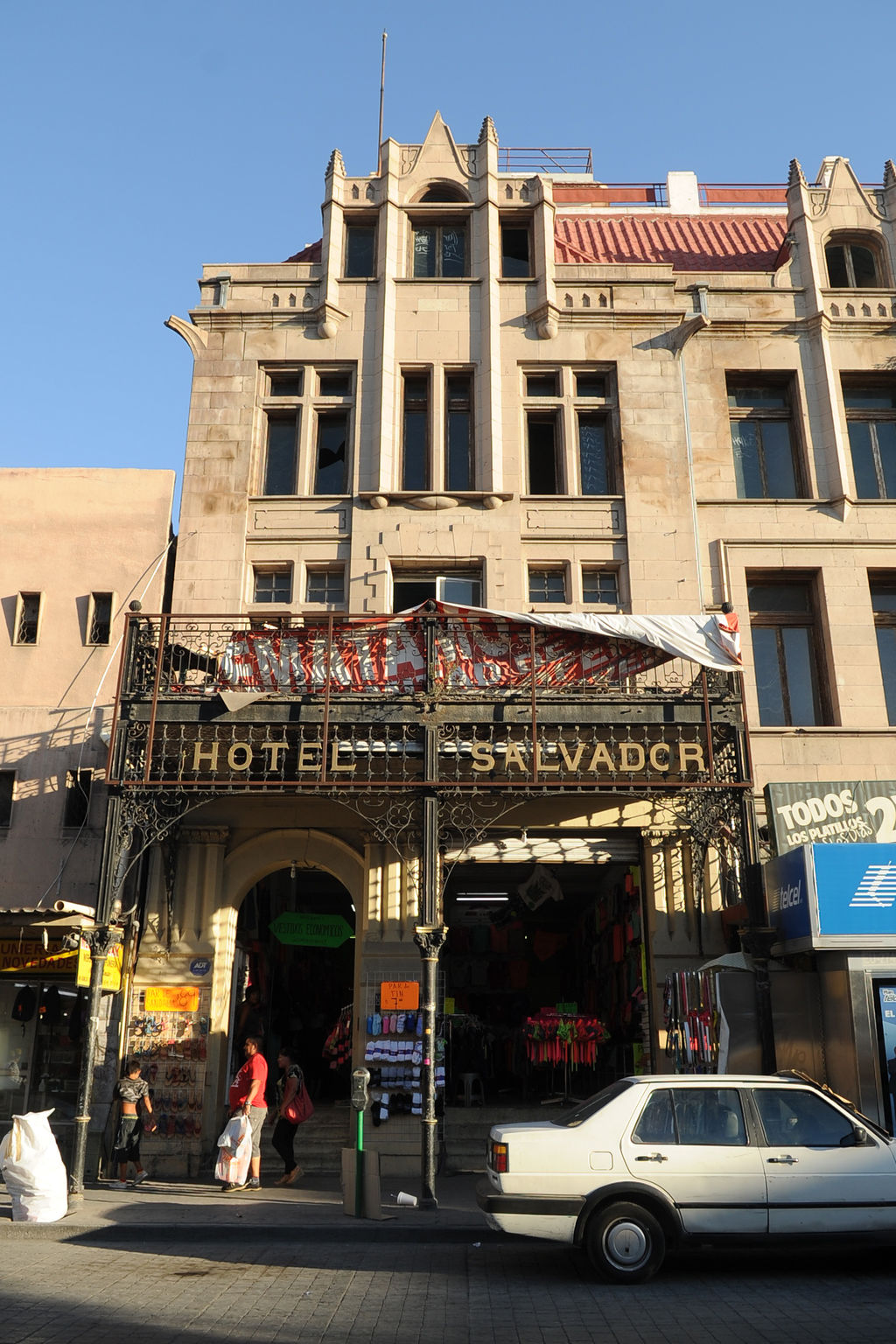 Lugar histórico. La planta baja del Hotel Salvador tenía un restaurante lujoso, ahora alberga dos locales comerciales. (Ramón Sotomayor)