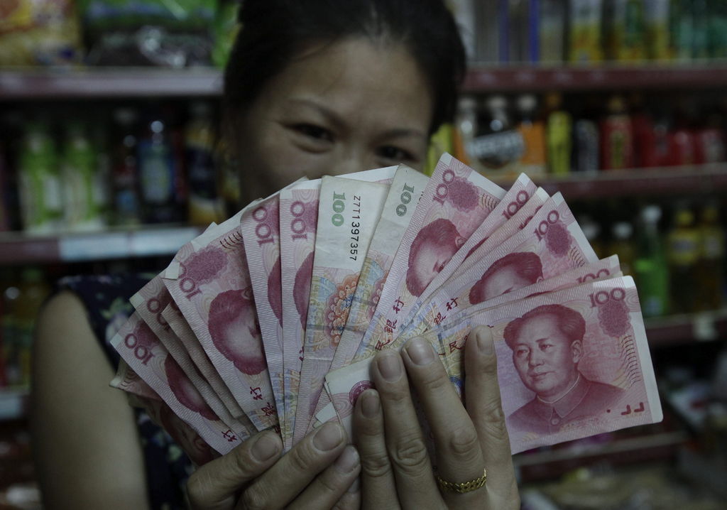 El Banco Popular de China (central) anunció una renovación en el mecanismo de fijación del tipo de cambio del yuan para tratar de acercarlo a su valor real del mercado, que tuvo como efecto inmediato una caída de la divisa china en comparación con el dólar. (EFE)
