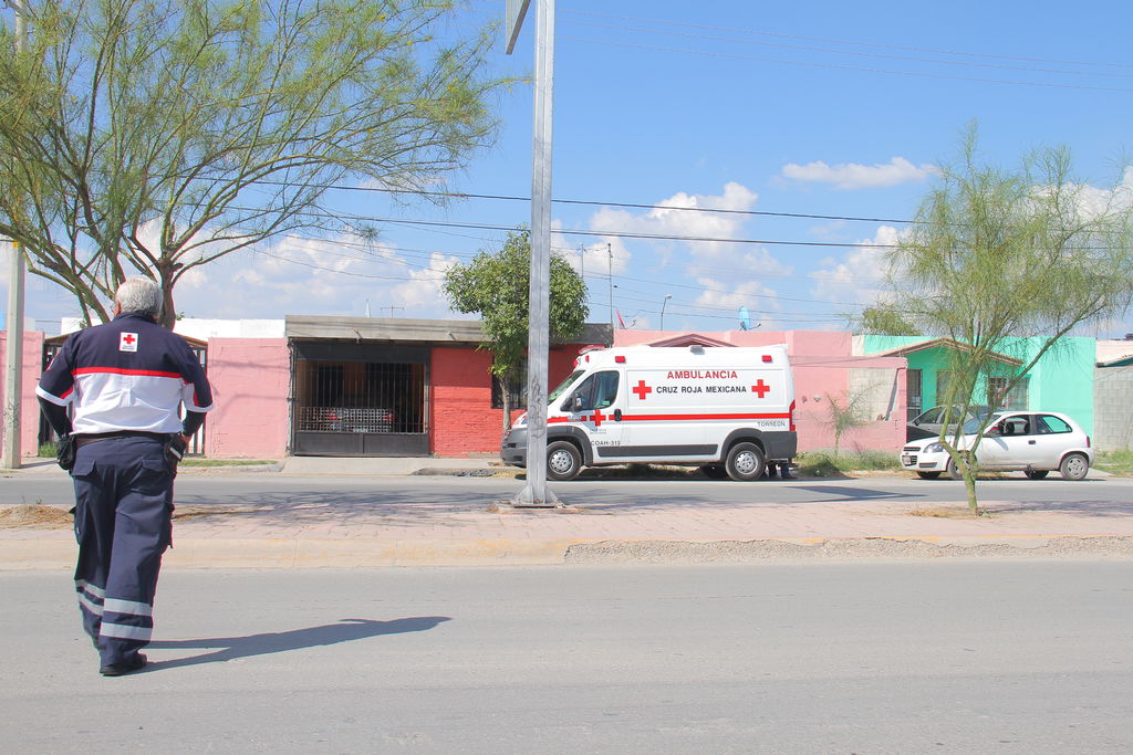 Personal de Cruz Roja y Seguridad Pública llegaron a la colonia Rincón La Merced, donde encontraron ya sin vida a quien respondiera al nombre de Manuela Alvarado Godoy. (EL SIGLO DE TORREÓN)