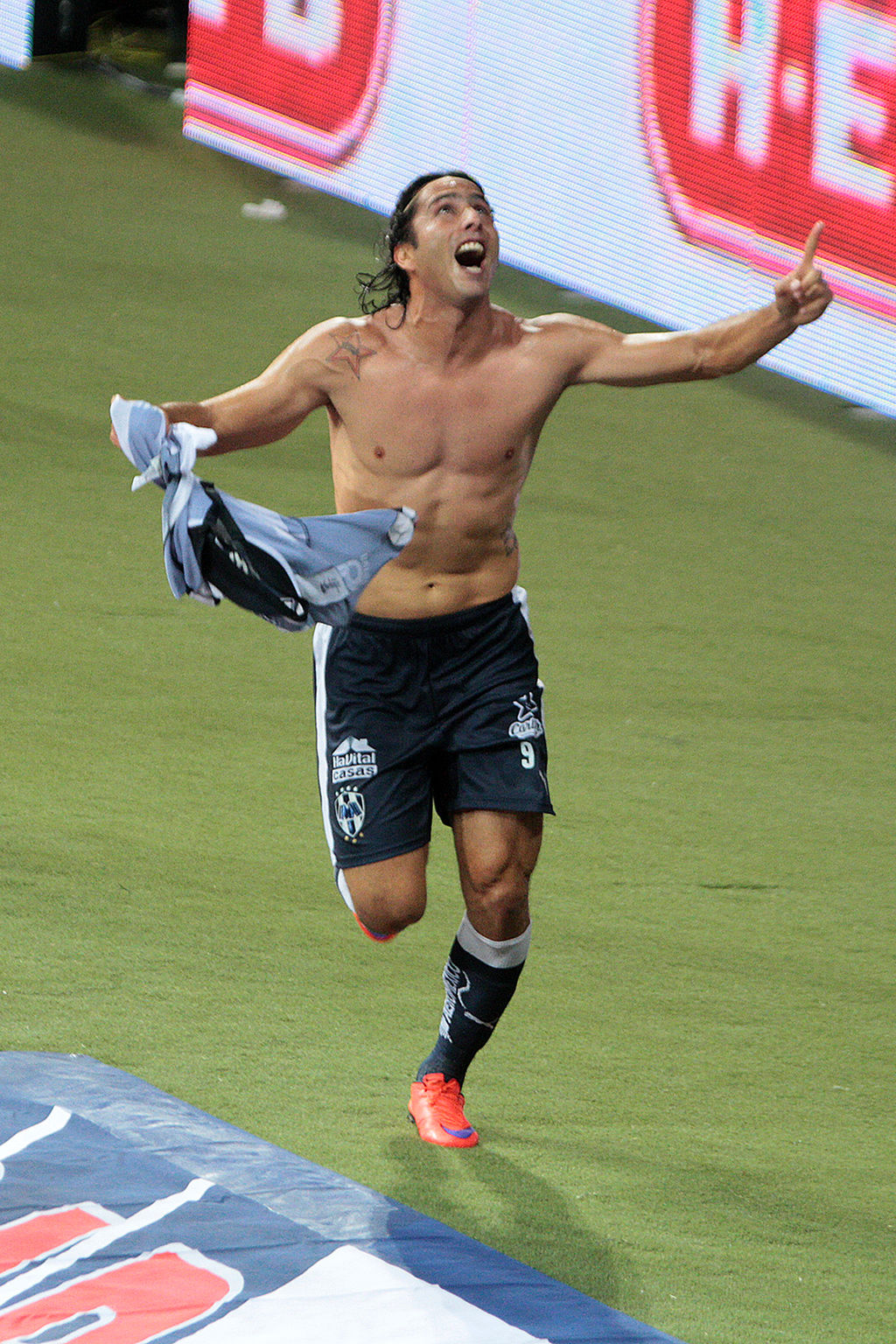 Aldo de Nigris anotó el gol definitivo para el triunfo regio. Rayados gana en en su nueva casa
