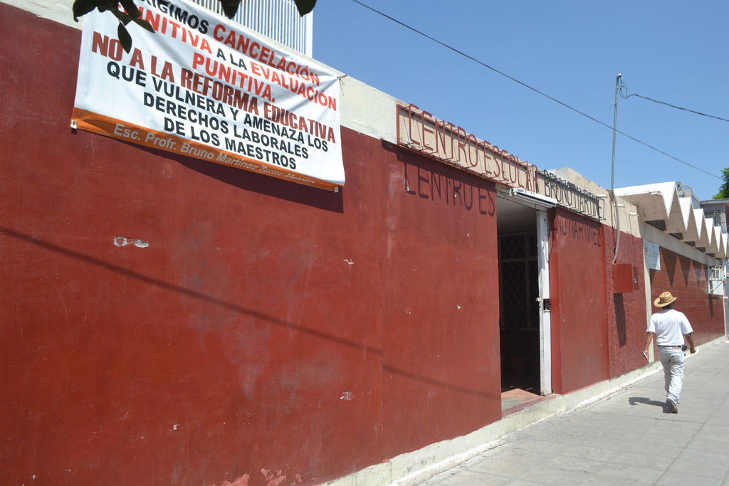 Postura. En algunas instituciones educativas de La Laguna se han colocado lonas para protestar en contra de la evaluación docente. (ANGÉLICA SANDOVAL)