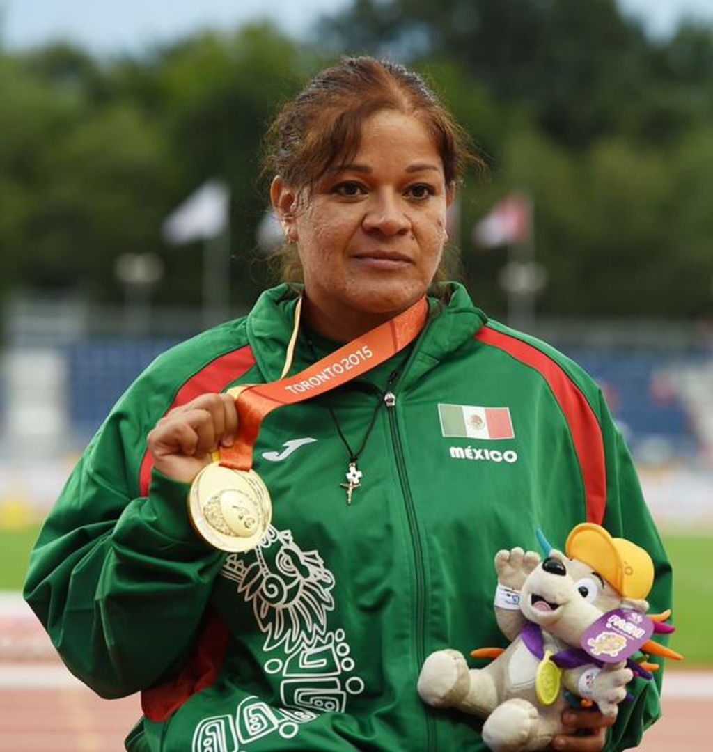 La lagunera Verónica Azucena Saucedo sostiene su medalla de oro. Saucedo gana oro por Coahuila