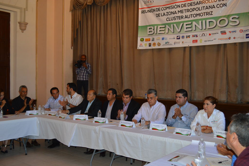 Participan.  Estuvieron en el salón azul de la Presidencia de Lerdo autoridades de los municipios de la Zona Metropolitana. 