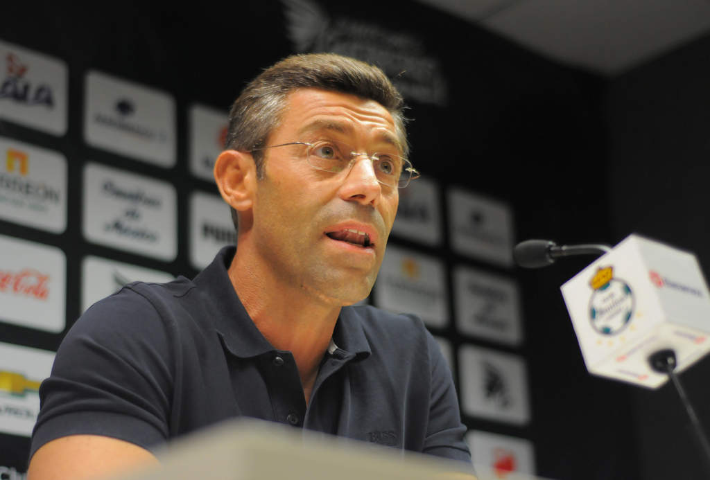 Agradecido. Pedro Caixinha anunció ayer en rueda de prensa que deja de ser el director técnico del Santos Laguna. (EL SIGLO DE TORREÓN / Jesús Galindo)