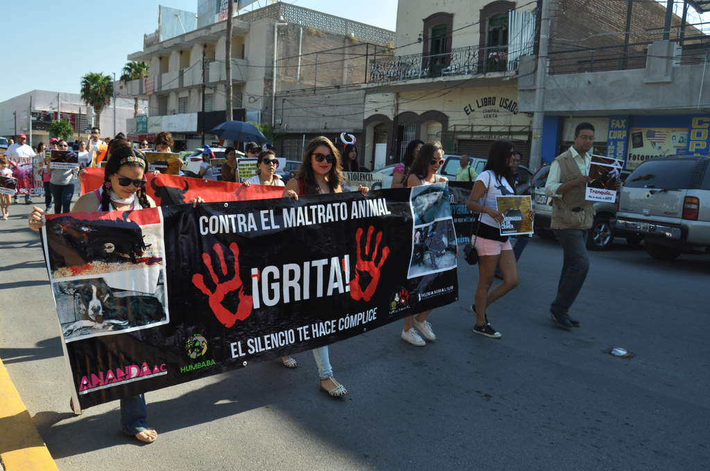 Un grupo de personas recorrió la calzada Colón en apoyo a la iniciativa contra las corridas de toros en Coahuila. (El Siglo de Torreón)