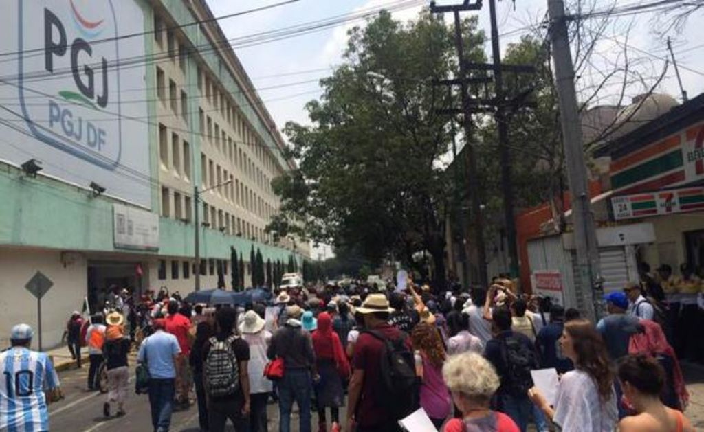 Los manifestantes arribaron a la PGJDF para protestar por el caso Narvarte. (Twitter)