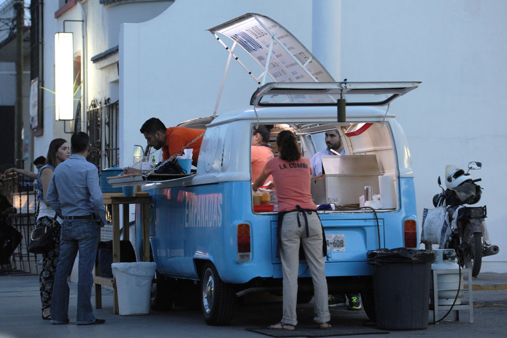 Buscan regularizar a food trucks para que no compitan con los negocios formalmente establecidos. (Archivo)