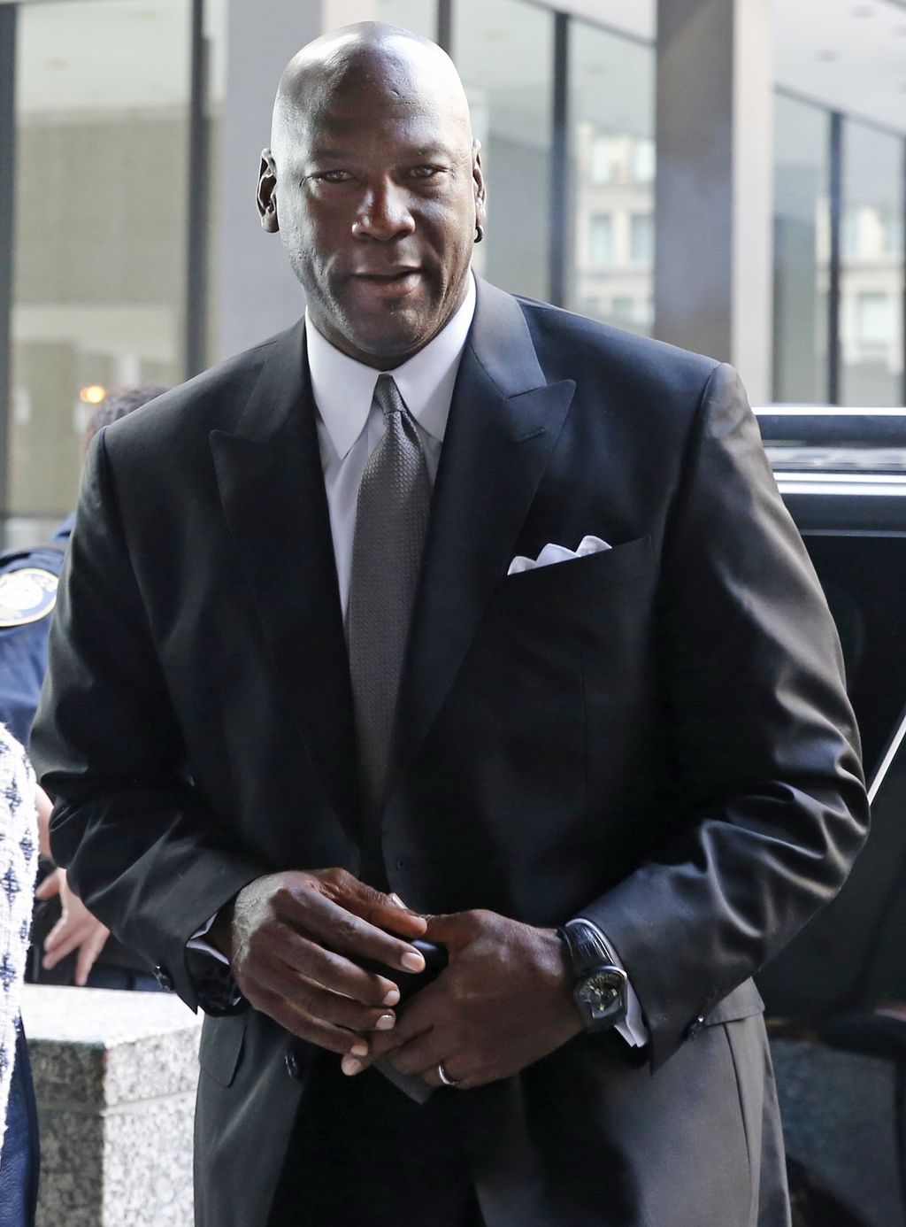 Michael Jordan arriba a una Corte Federal en Chicago. El astro demandó a una compañía estadounidense por emplear su imagen sin su consentimiento. (AP)