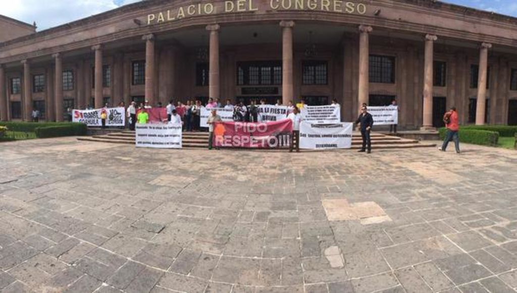 Más de 30 personas se manifestaron en las entradas del Congreso Local. (El Siglo de Torreón)