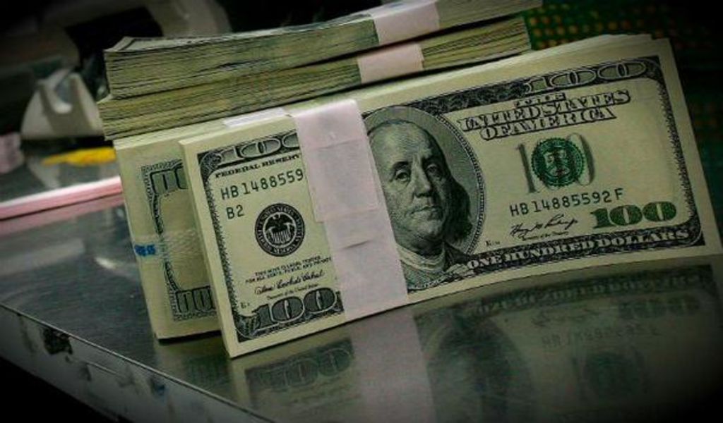 El dólar al menudeo se dispara para alcanzar un máximo histórico de 17.10 pesos, 20 centavos por arriba del cierre de ayer miércoles, con lo que acumula una alza de 40 centavos en las últimas dos jornadas. (ARCHIVO)