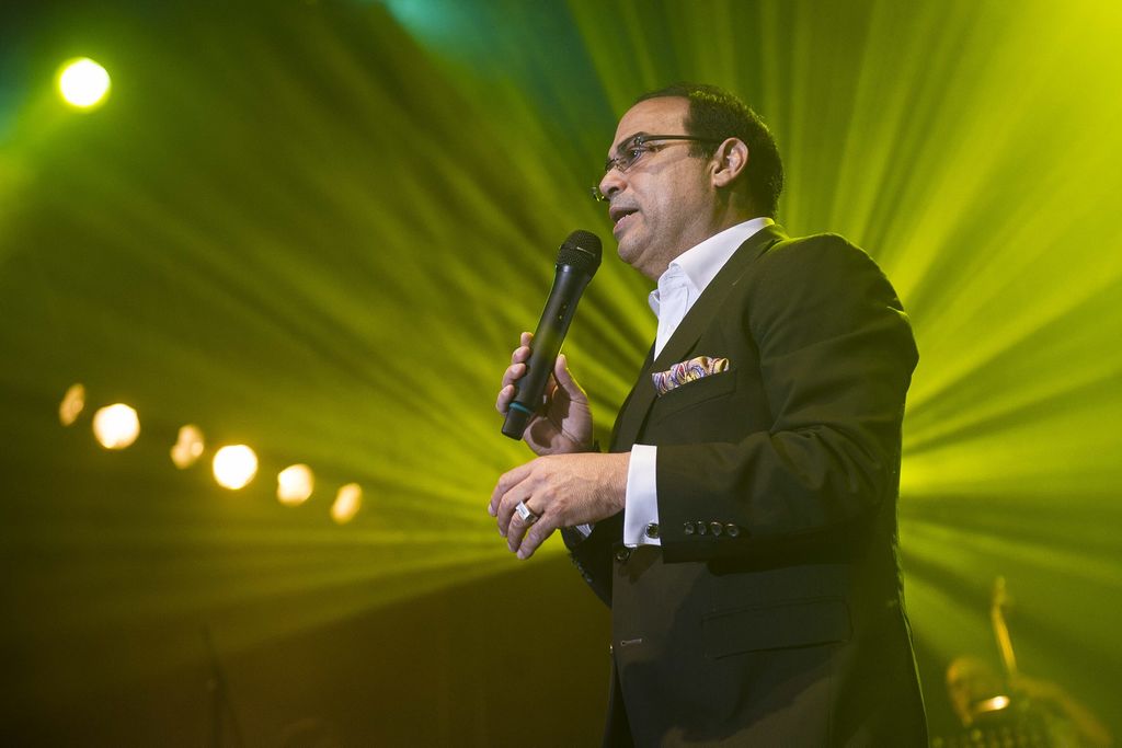 El cantante Gilberto Santa Rosa, 'El Caballero de la Salsa', autor de éxitos como 'Vivir sin ella', 'La conciencia' y 'La soledad', celebra este viernes 53 años de vida con un concierto que ofrecerá en el Anfiteatro Nuryn Sanlley, de Santo Domingo. (ARCHIVO)