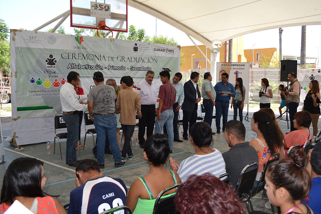 Graduados. Reciben certificados de primaria y secundaria, cien educandos del IDEA en el municipio de Gómez Palacio.