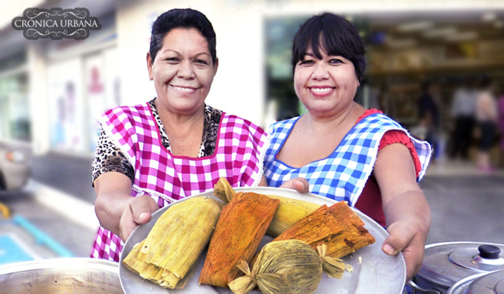 Para Rosy y Luly no es necesario poner ningún anuncio, pues su producto se agota todos los días, y por sus limpios y coloridos mandiles azul y rojo, característicos de la mujer mexicana hogareña, son bien distinguidas por sus clientes. (ARCHIVO)