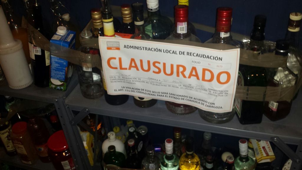 En operativo a bares y cantinas de Torreón, agentes de seguridad clausuraron 3 lugares los cuales no contaban con algunos permisos requeridos.