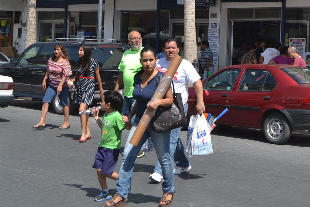 Ventas. Se espera que hoy domingo se registre gran afluencia en el Centro de Torreón por la compra de útiles escolares. (Angélica Sandoval) 
