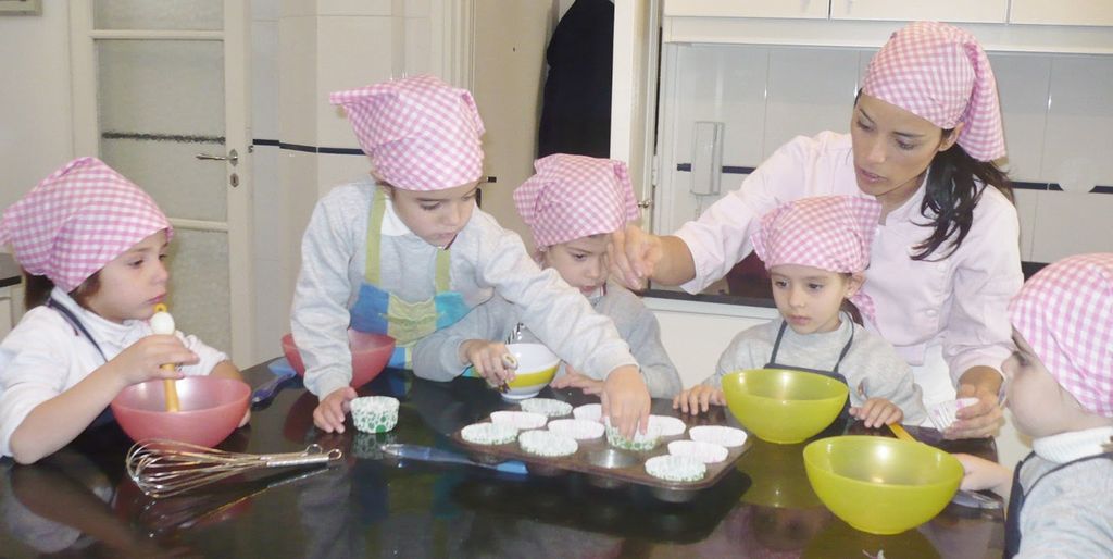 Capacitan. Los pequeños que gustan de la cocina aprenden a elaborar dulces para su venta.