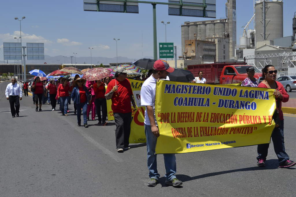 A la marcha acudieron alrededor de 100 maestros de diferentes escuelas primarias, secundarias y preescolares de La Laguna de Durango. (El Siglo de Torreón)