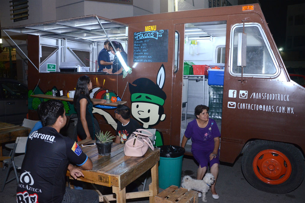 Locales. De igual modo los de Noas Food Truck tuvieron que invertir 150 mil pesos. y mandaron fabricar el camión localmente.