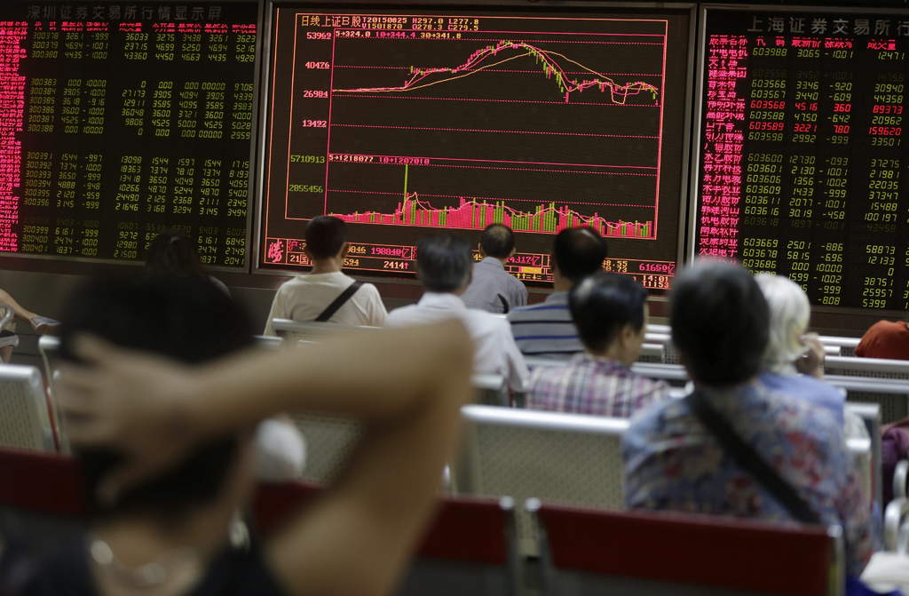La Bolsa de Valores china registró su peor caída en ocho años pese a la inyección de miles de millones de dólares del gobierno. (Archivo)