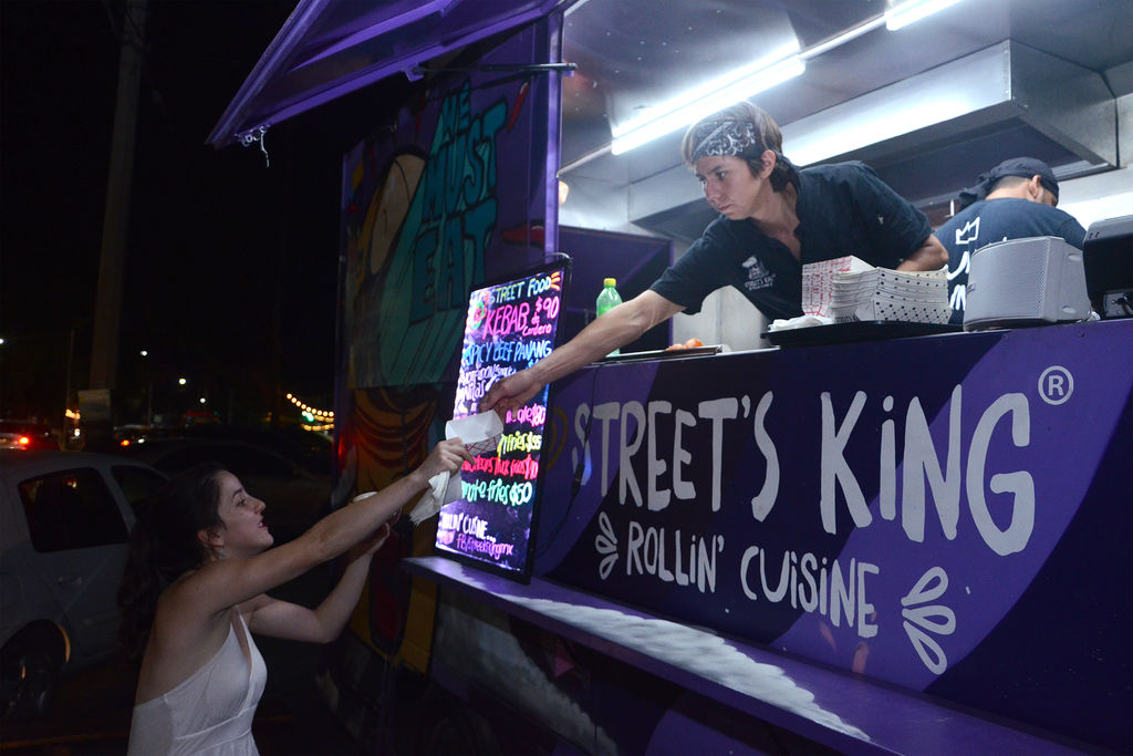Apuesta. Los dueños de Street’s King invirtieron alrededor de 150 mil pesos en la construcción y equipamiento de su nuevo
camión.