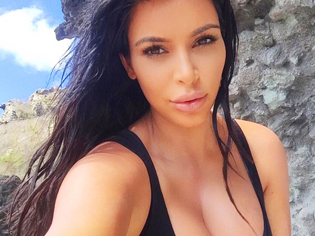 Algunos medios de la farándula atribuyen el éxito de Kim a las candentes selfies que suele compartir. (INSTAGRAM)