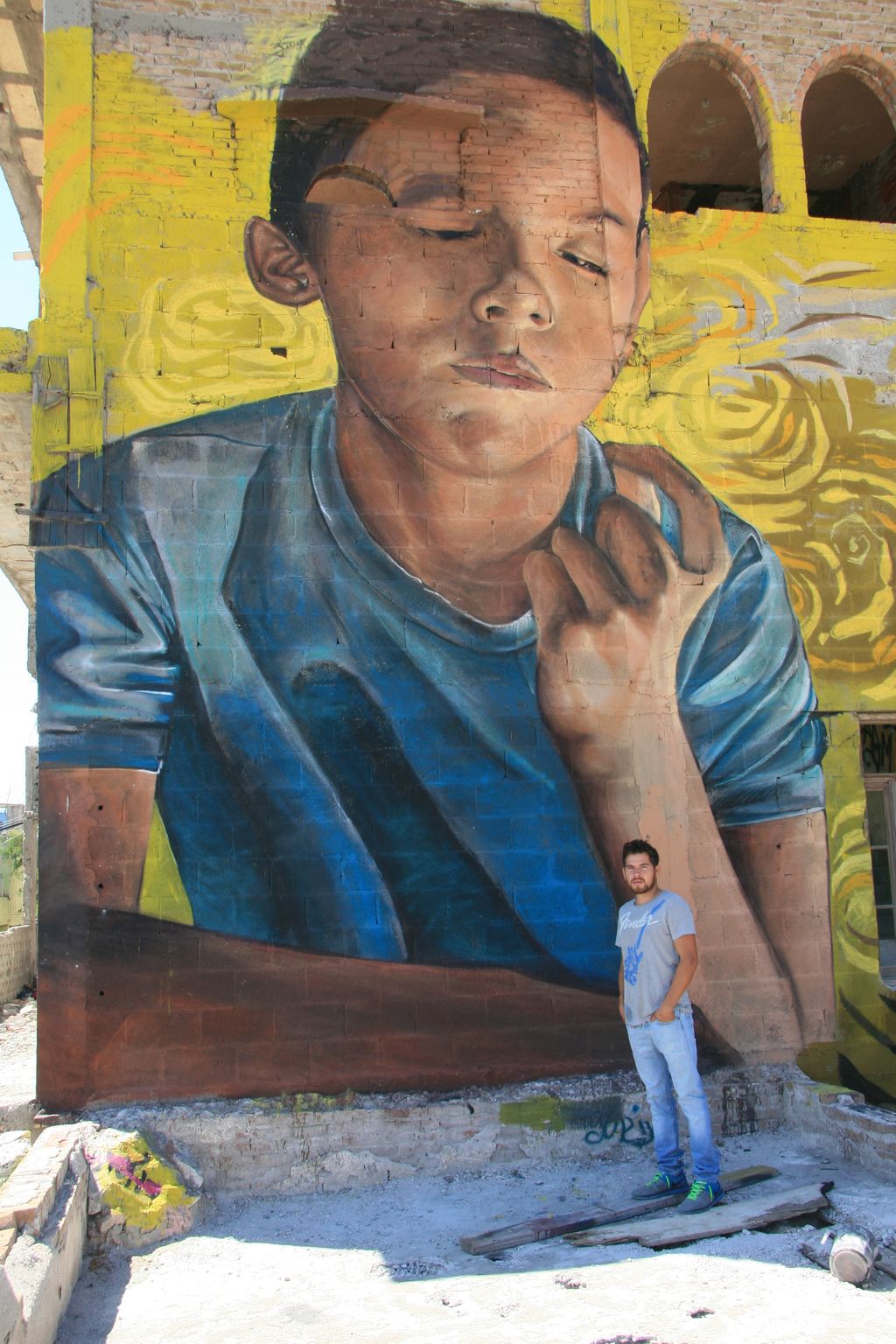 Un cambio. Además de dejar el mural 'El dinero no lo es todo', en el Cerro de la Cruz, el artista lagunero Efraín Gaytán logró reunir a un grupo de niños de la colonia en torno a su proyecto. 